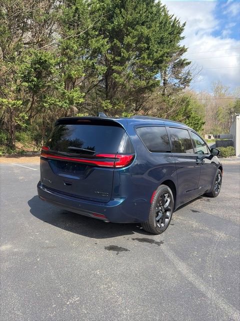 Used 2025 Chrysler Pacifica Limited image 7