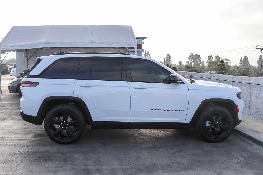 Used 2023 Jeep Grand Cherokee Limited w/ Luxury Tech Group II AWD/4WD image 13