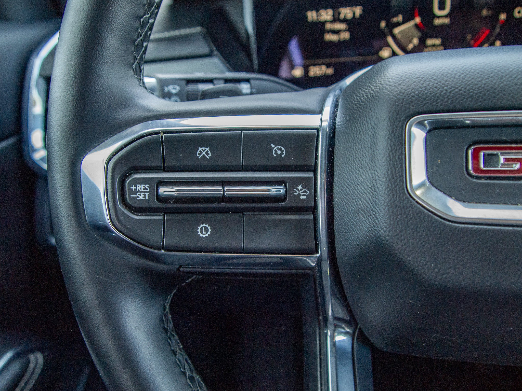 Used 2025 GMC Acadia Elevation FWD image 21