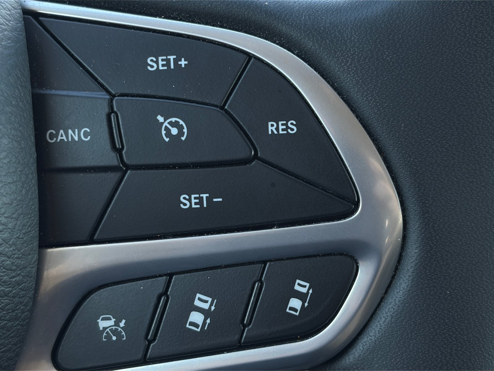 Used 2023 Chrysler Pacifica Touring-L FWD image 27