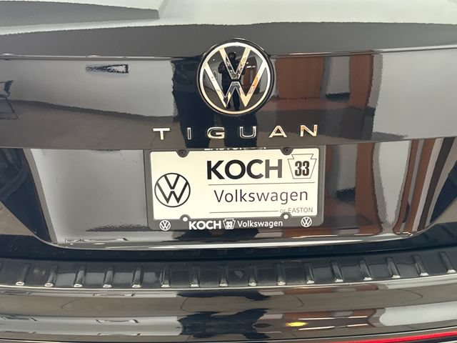 Used 2023 Volkswagen Tiguan SE R-Line AWD/4WD image 16