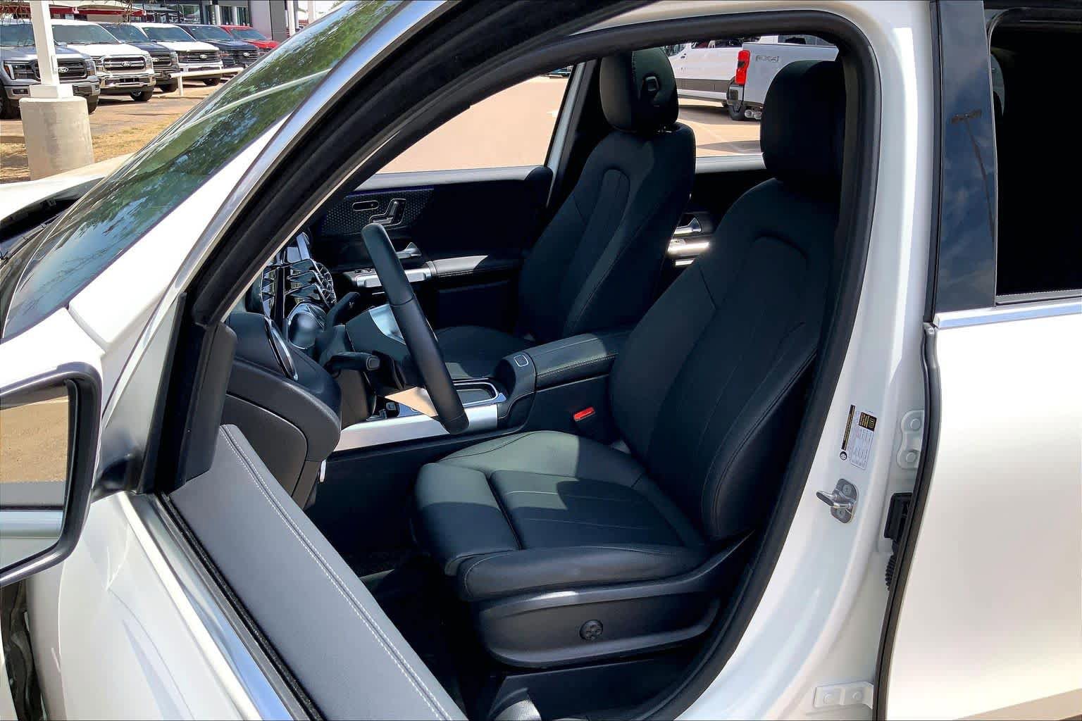 Used 2025 Mercedes-Benz GLB 250 4MATIC image 8