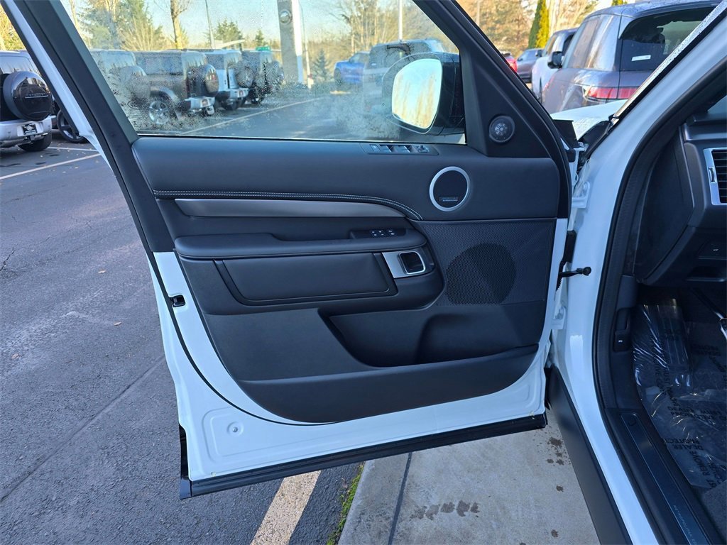 New 2025 Land Rover Discovery Metropolitan Edition image 21