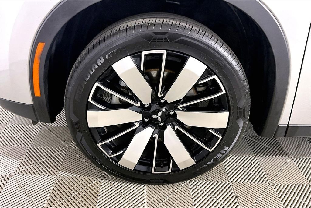Used 2025 Mitsubishi Outlander SE image 7