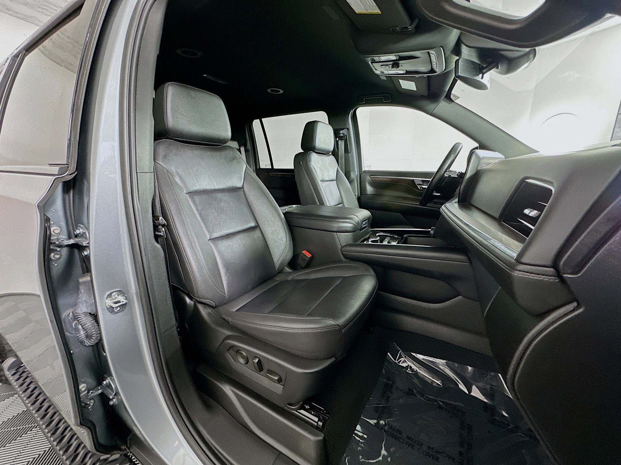 Used 2025 Chevrolet Suburban Z71 image 28