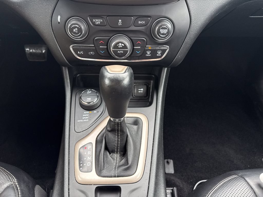 Used 2014 Jeep Cherokee Limited w/ Luxury Group AWD/4WD image 25