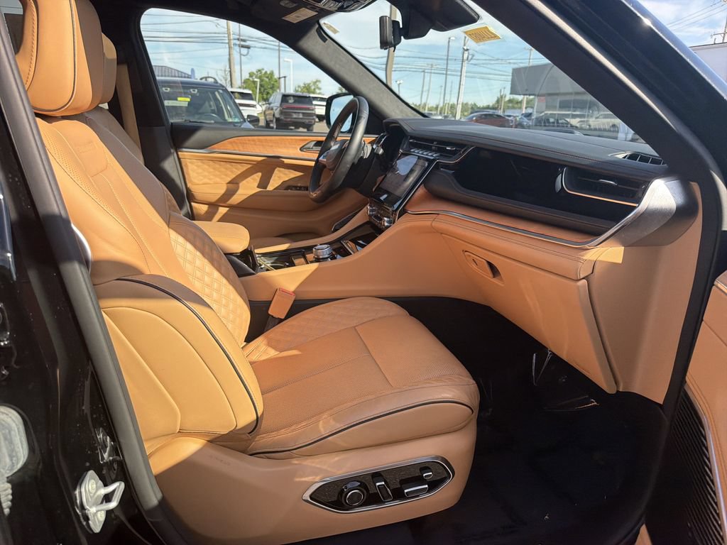Used 2023 Jeep Grand Cherokee Summit AWD/4WD image 15