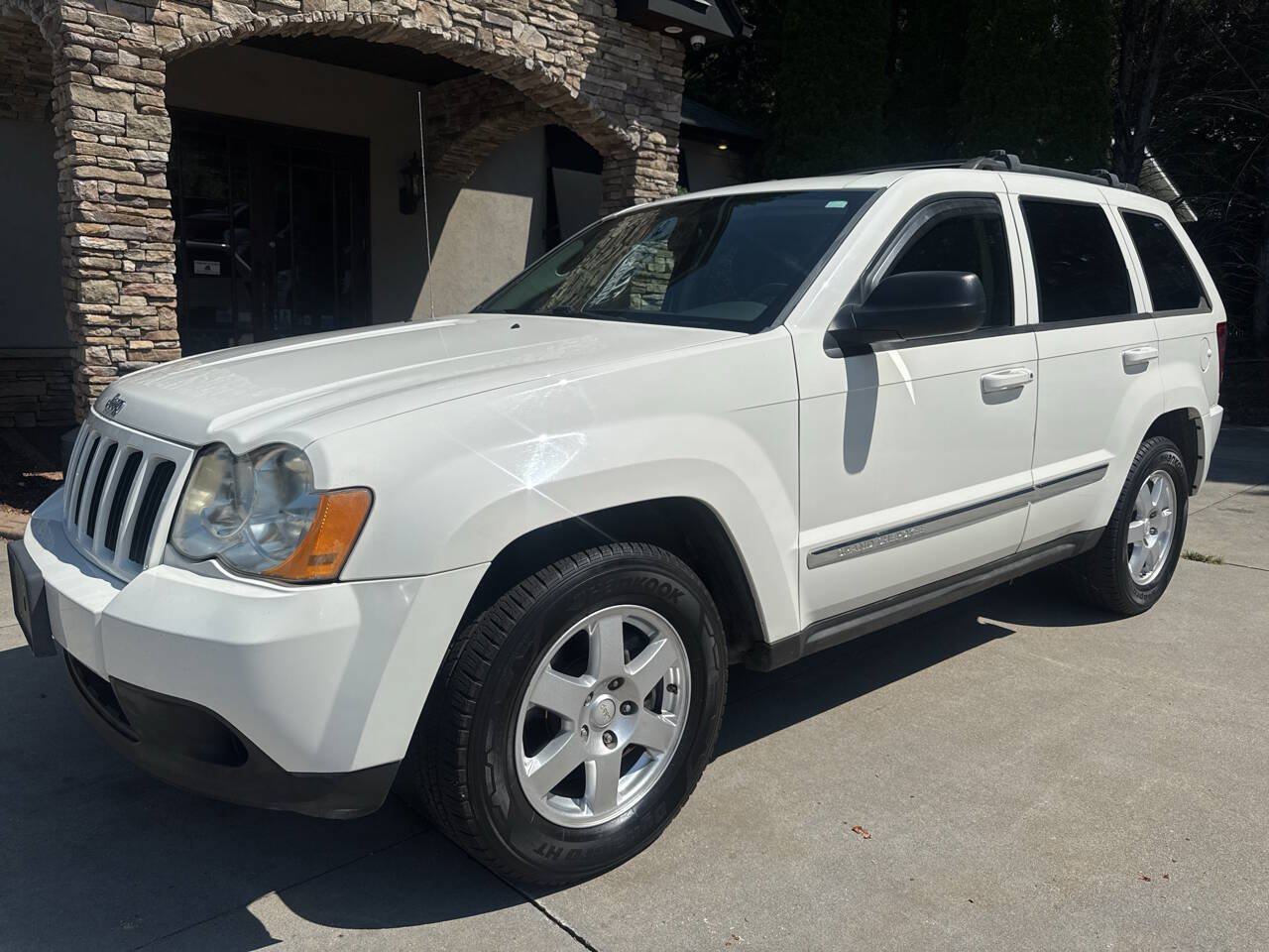 Used 2010 Jeep Grand Cherokee Laredo AWD/4WD image 2