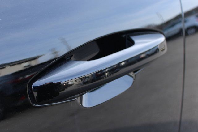 Used 2025 Volvo XC40 B5 Core image 9