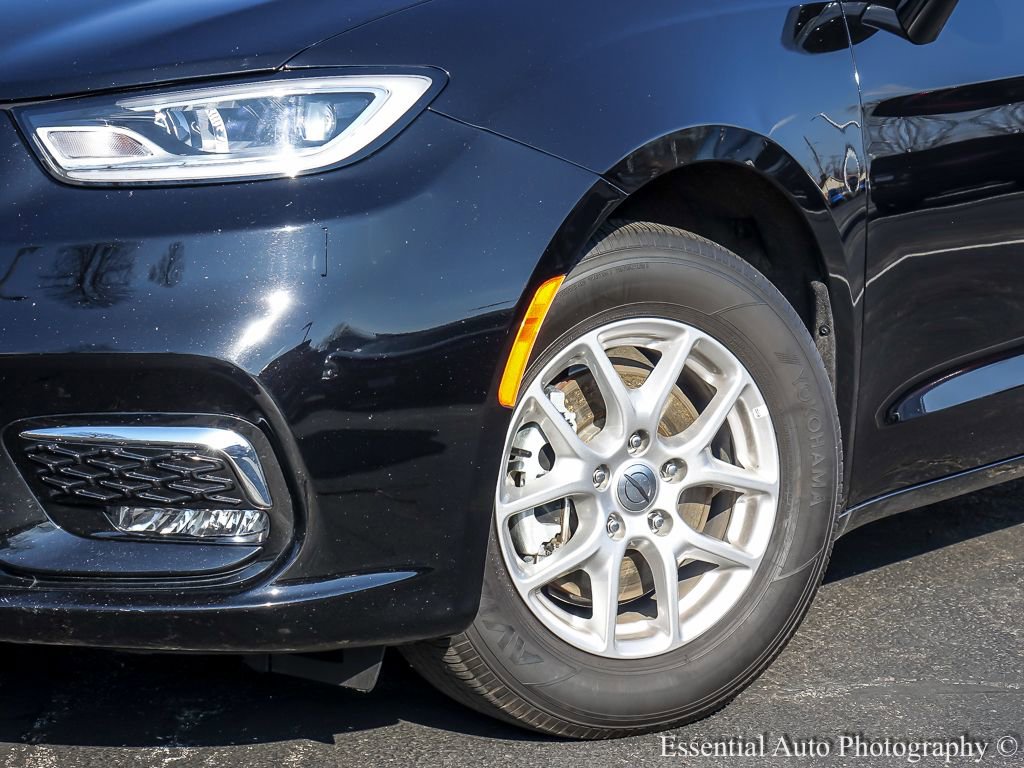 Used 2025 Chrysler Pacifica Select FWD image 5