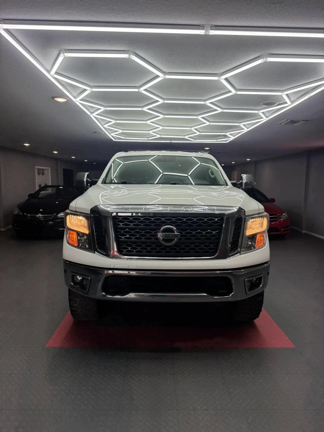 Used 2017 Nissan Titan SV RWD image 2