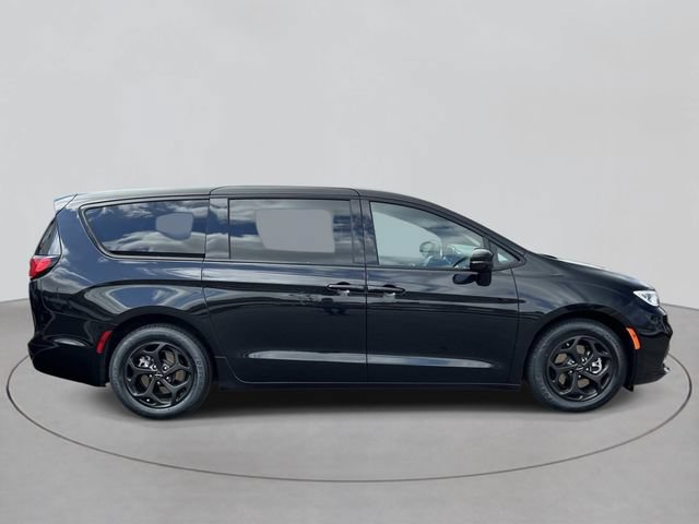 Used 2022 Chrysler Pacifica Touring-L w/ S Appearance Package FWD image 5