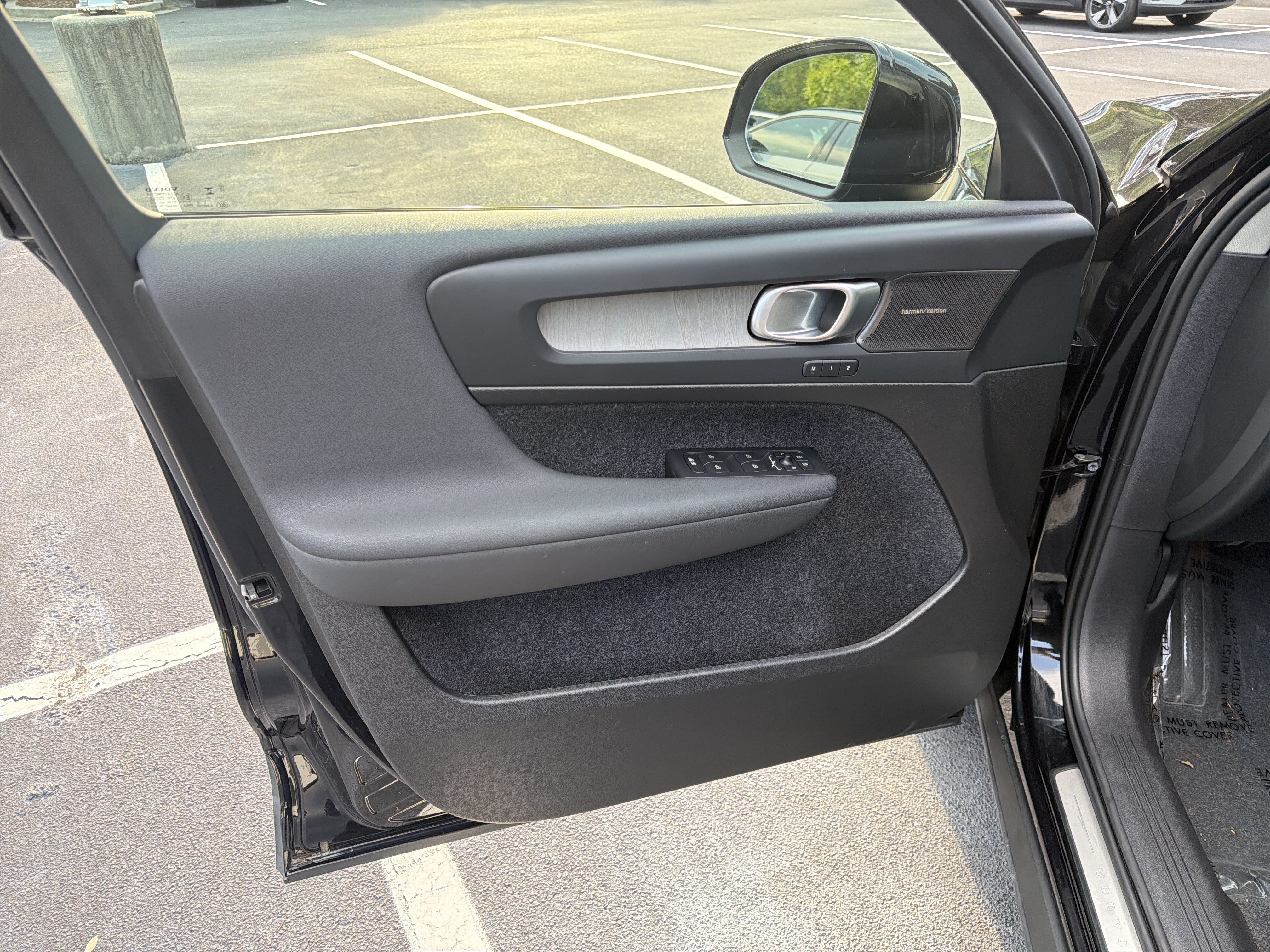 Used 2025 Volvo XC40 B5 Ultra AWD/4WD image 14