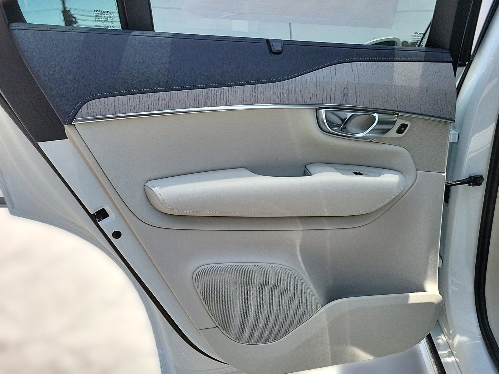 New 2024 Volvo XC90 T8 Ultimate w/ Protection Package Premier image 30