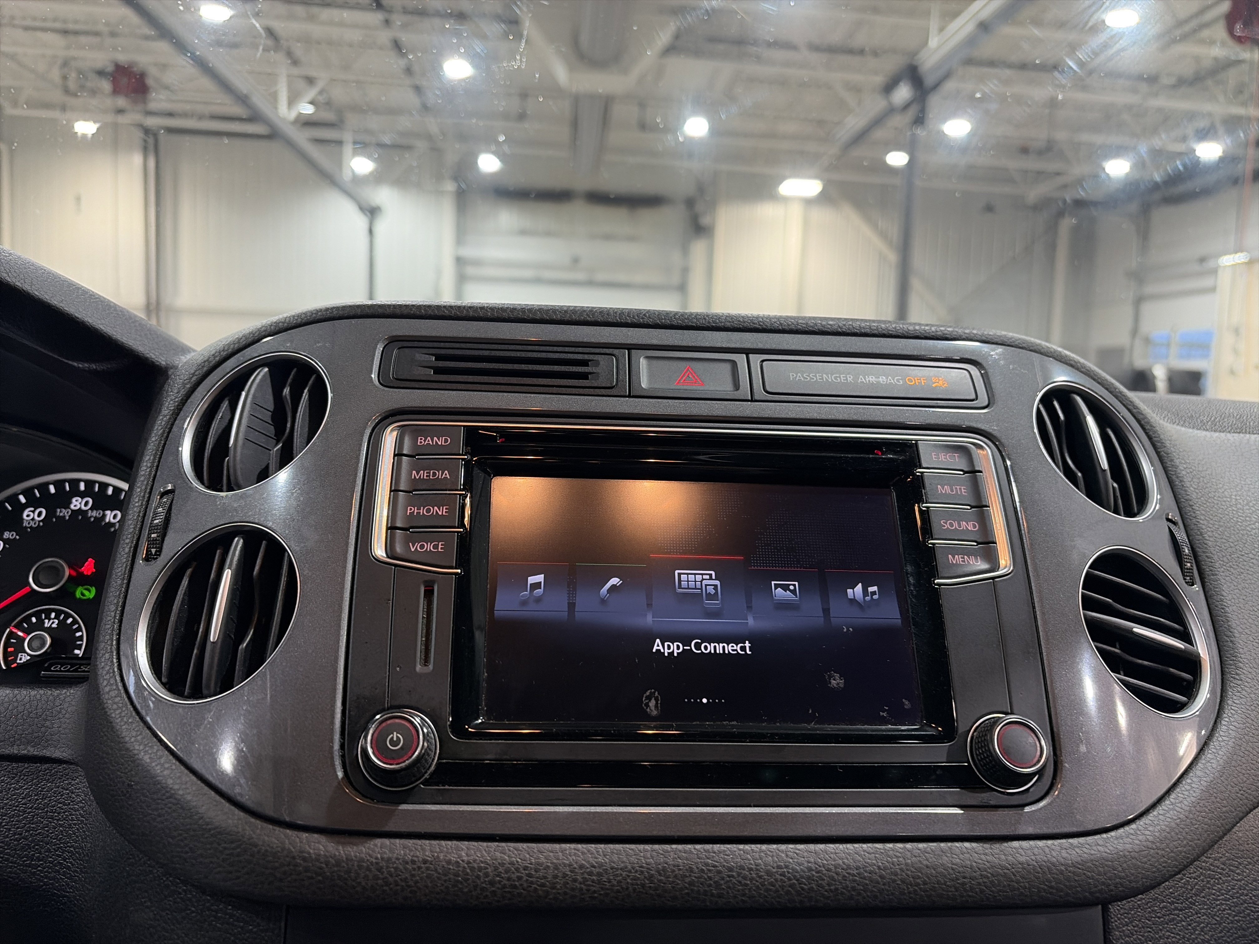 Used 2017 Volkswagen Tiguan S image 37