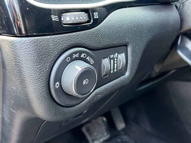 Used 2020 Jeep Cherokee Latitude Plus image 19