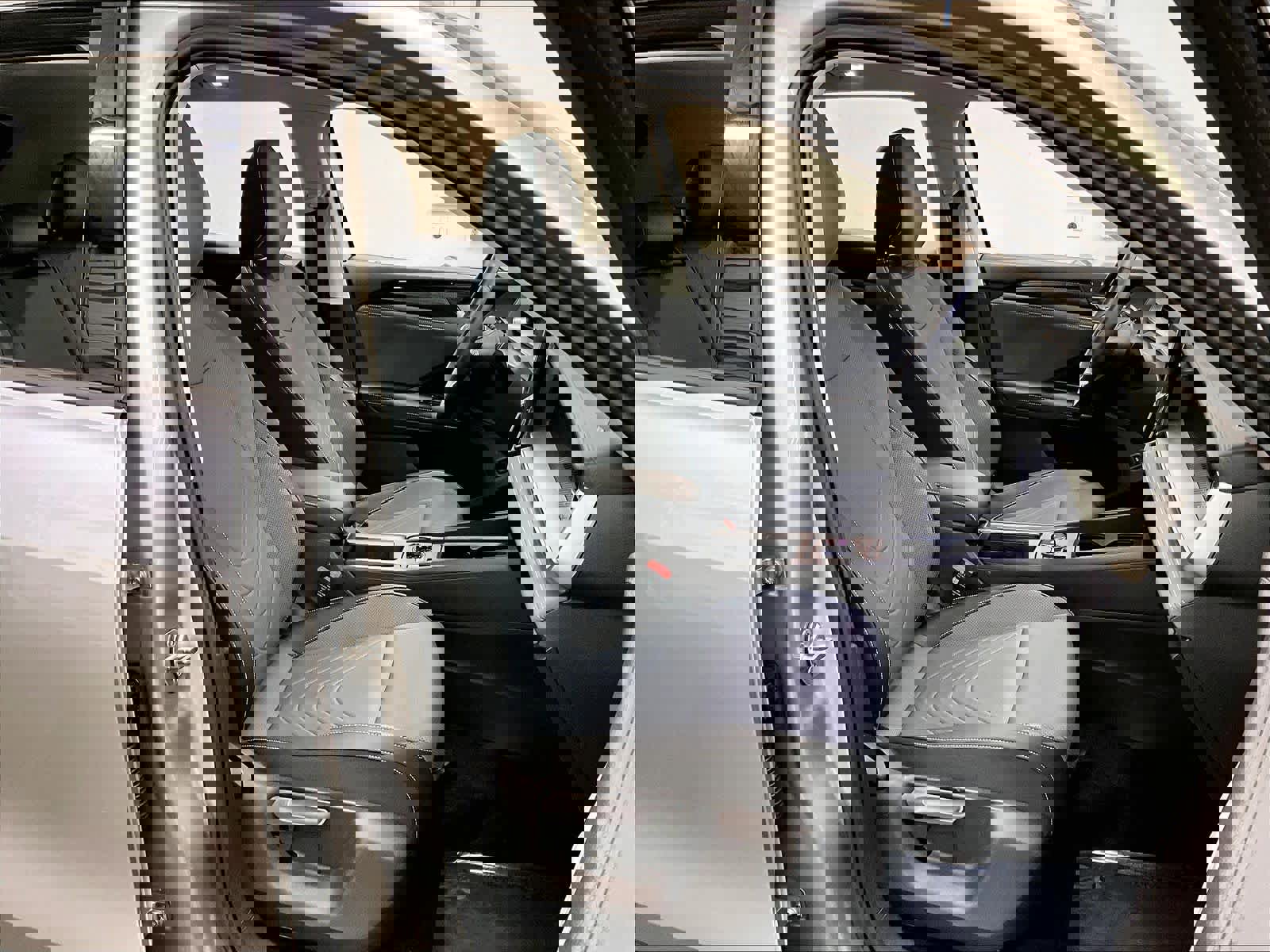 Used 2025 Volkswagen Tiguan SE w/ Panoramic Sunroof Package image 10