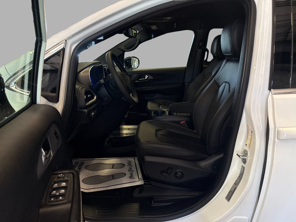New 2027 Chrysler Pacifica Select FWD image 15
