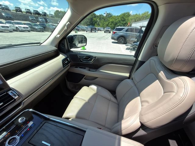 Used 2024 Lincoln Navigator Premiere AWD/4WD image 32