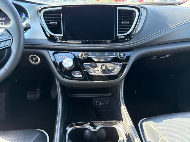 Used 2025 Chrysler Pacifica Limited FWD image 18