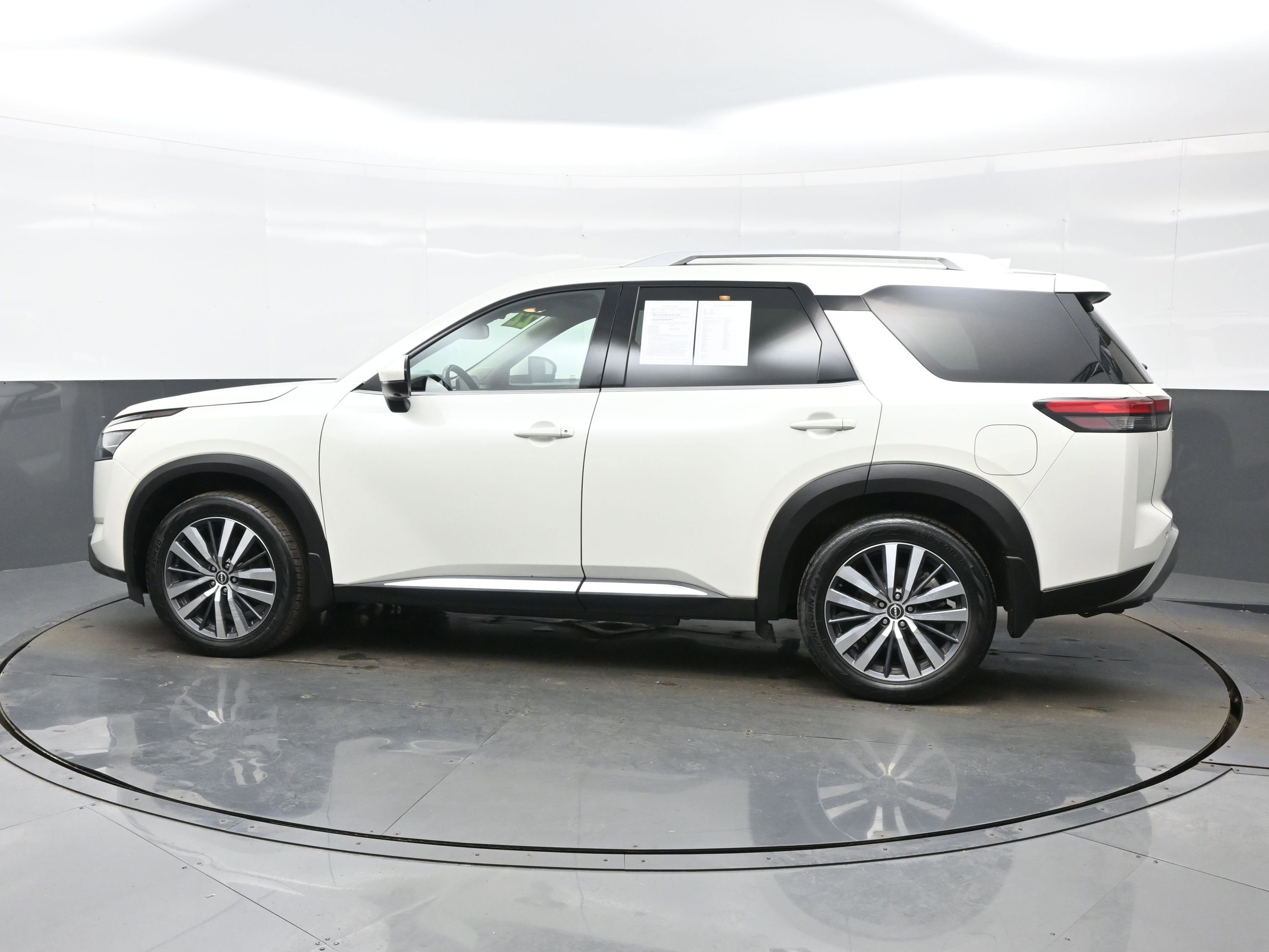 Used 2022 Nissan Pathfinder Platinum w/ Cargo Package image 3