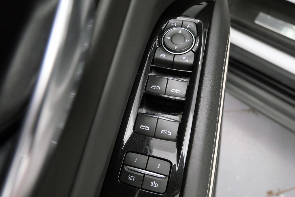 Used 2021 Cadillac Escalade ESV Premium Luxury AWD/4WD image 13