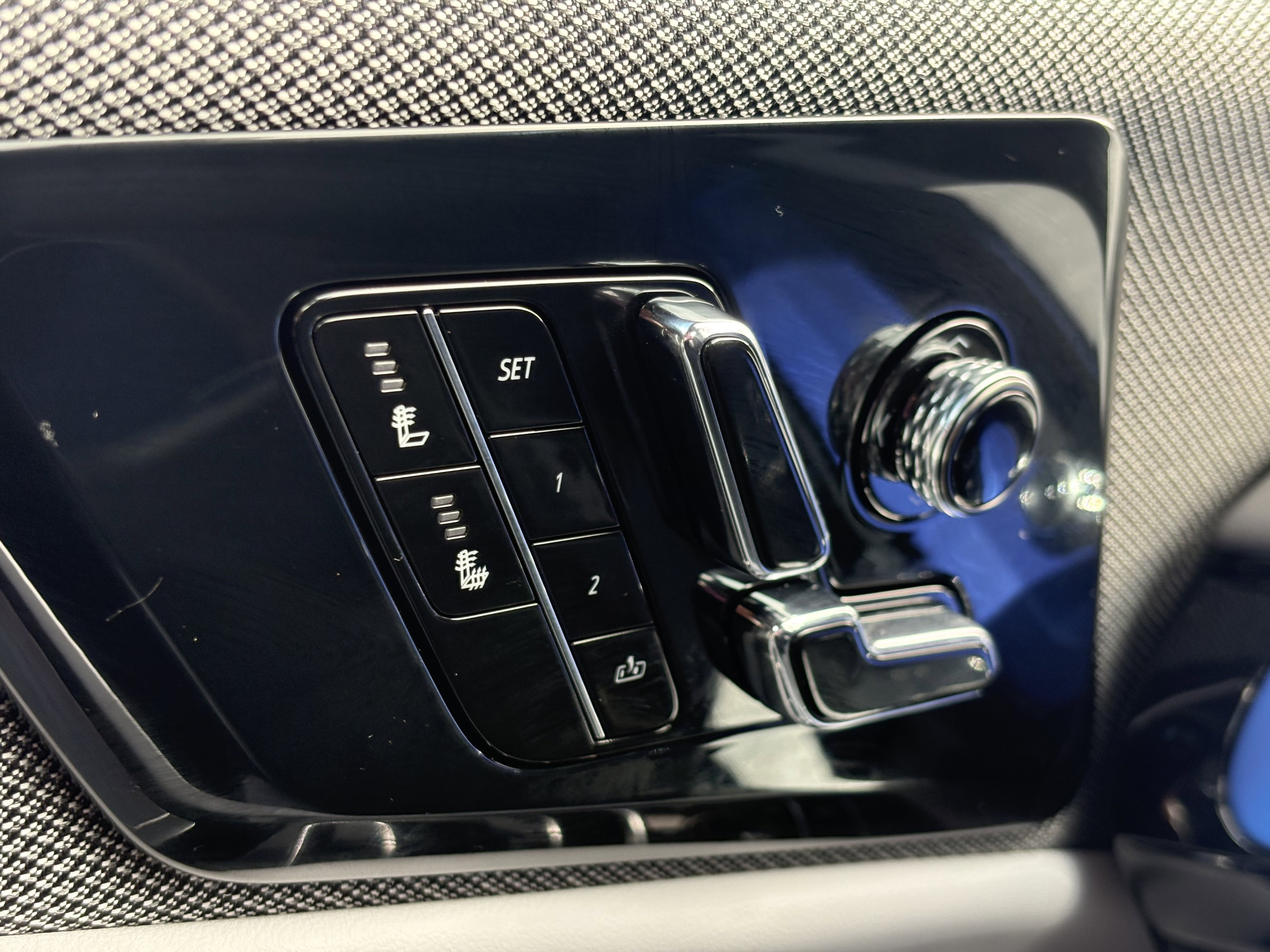 New 2025 Cadillac Optiq Luxury 1 image 29