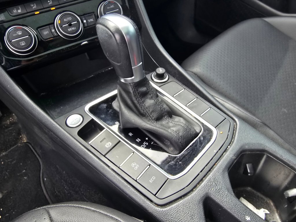 Used 2019 Volkswagen Jetta SE w/ Cold Weather Package image 18