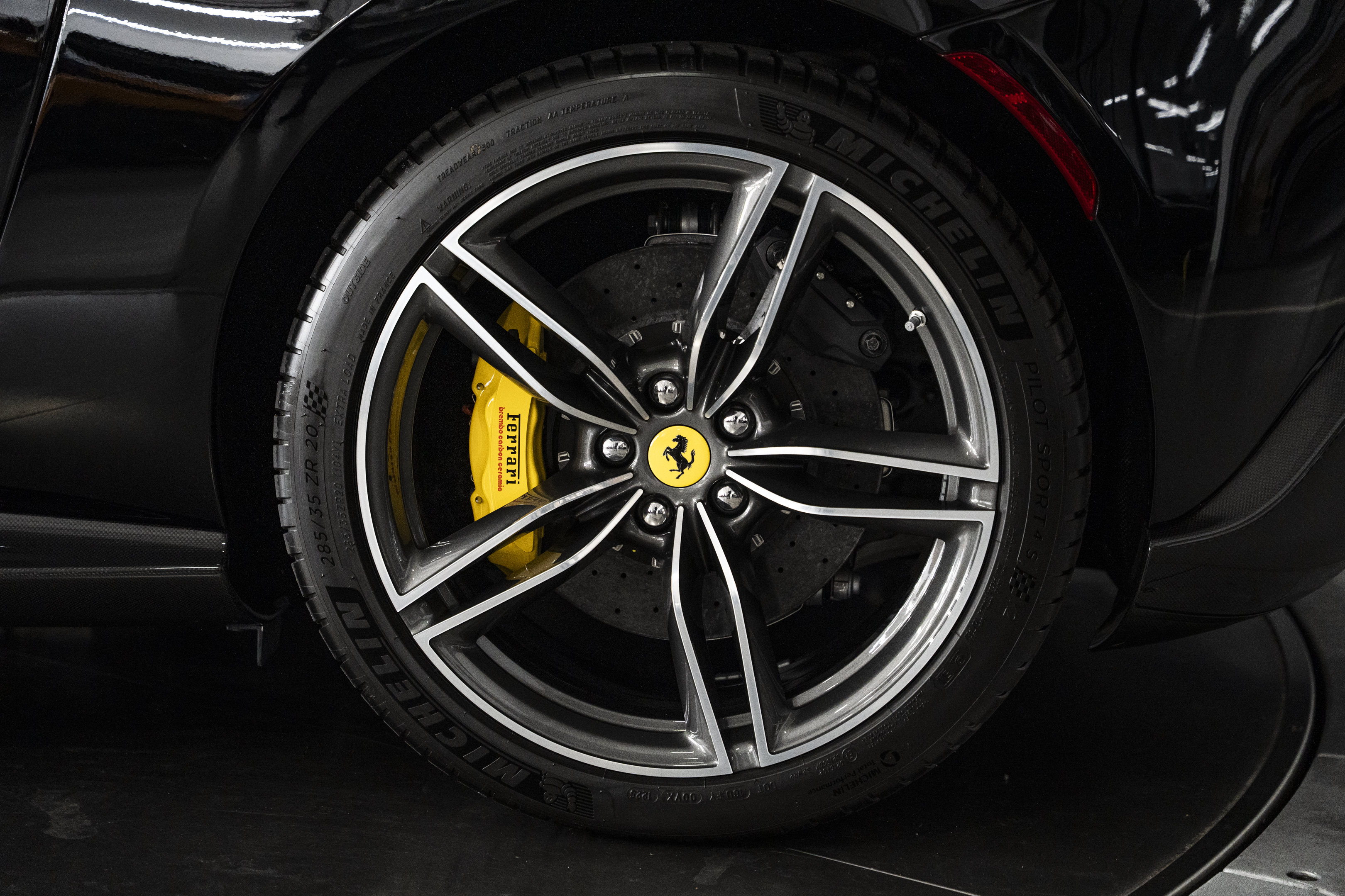 Used 2025 Ferrari Roma Spider RWD image 21