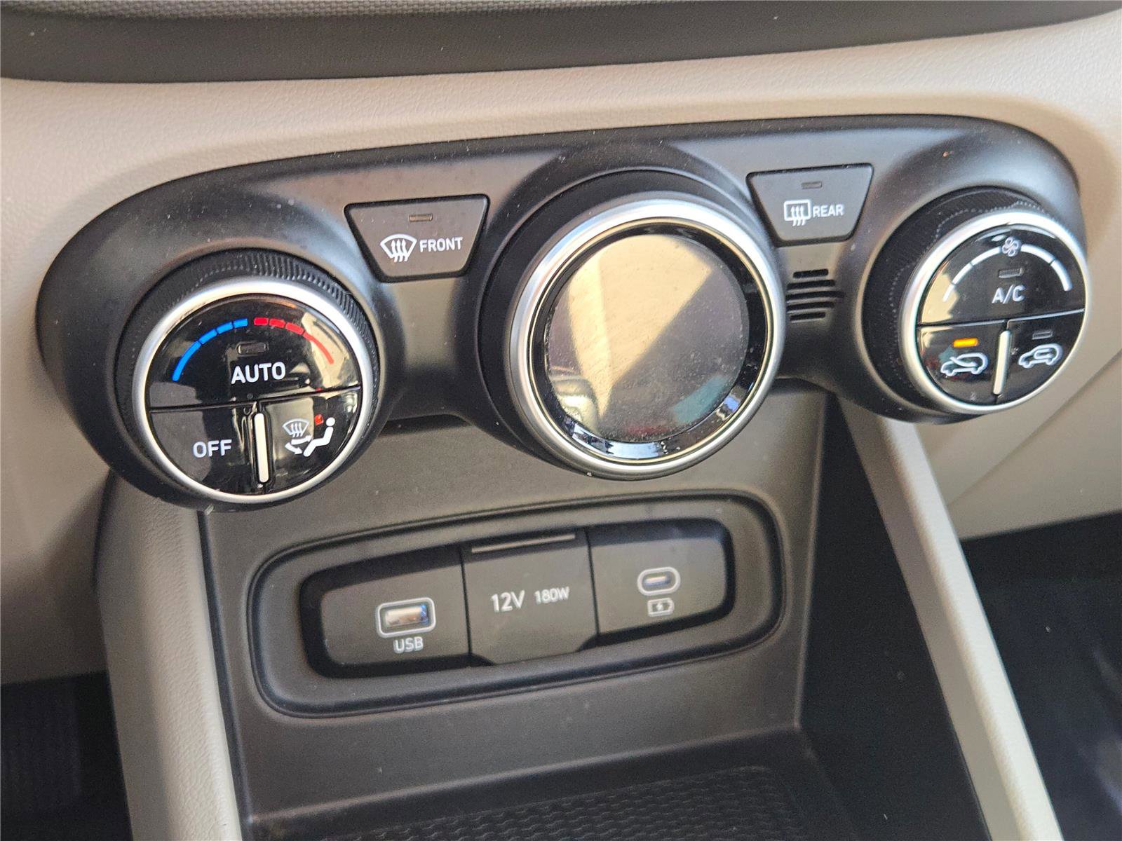 Used 2025 Hyundai Venue SEL image 30