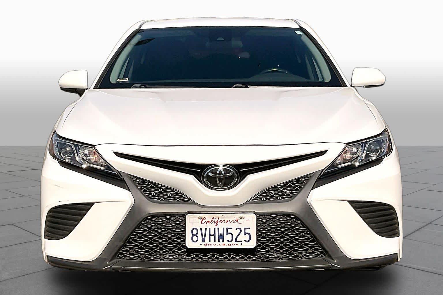 Used 2020 Toyota Camry SE FWD image 3
