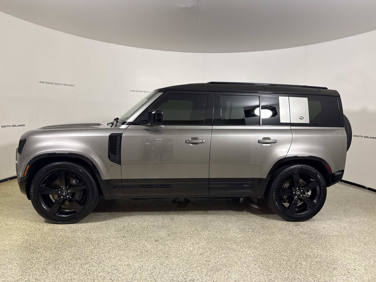 Used 2022 Land Rover Defender 110 X-Dynamic HSE AWD/4WD image 2