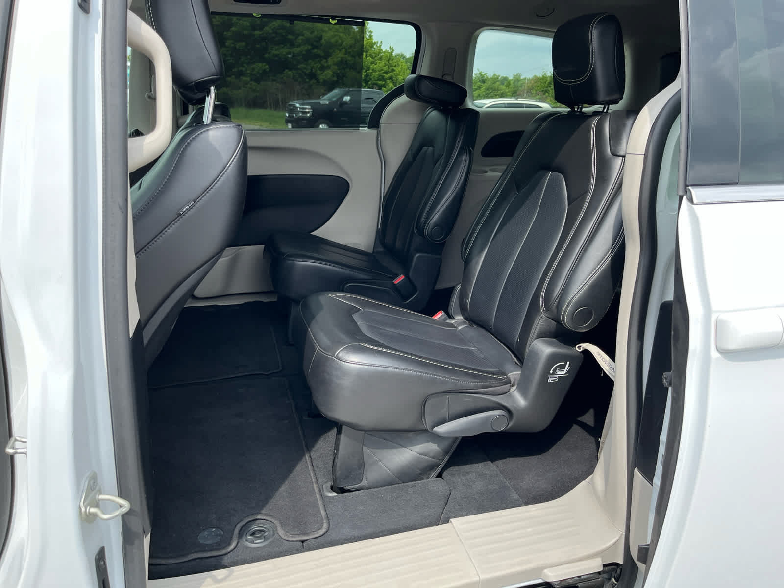 Used 2023 Chrysler Pacifica Touring-L FWD image 20