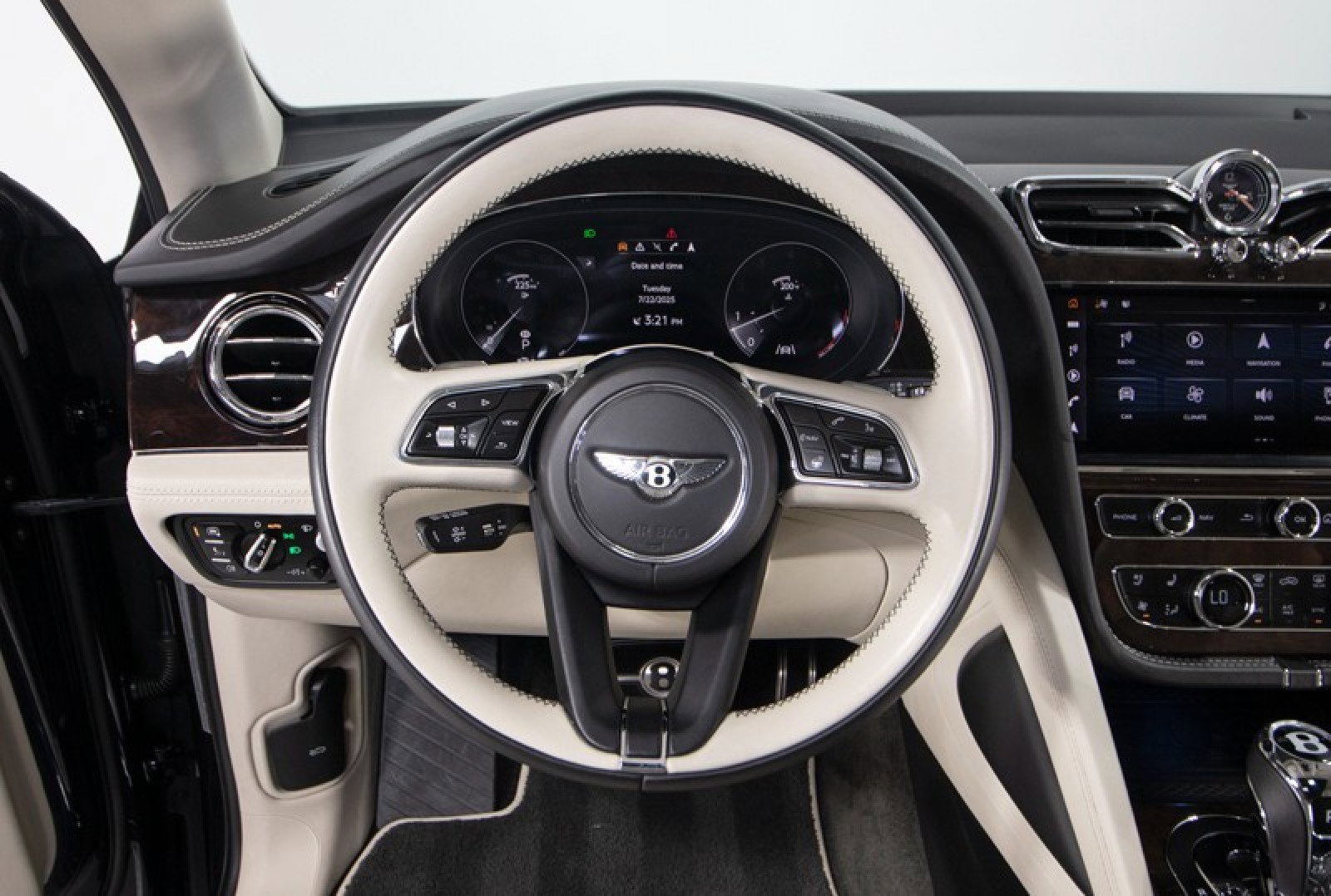 Used 2023 Bentley Bentayga Extended Wheelbase image 23