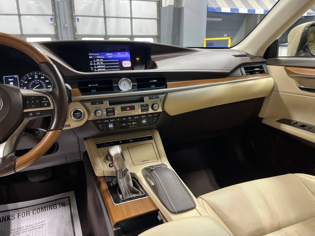 Used 2017 Lexus ES 300h w/ Luxury Package FWD image 29