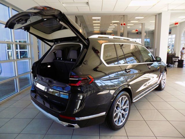 Used 2024 BMW X7 xDrive40i image 8