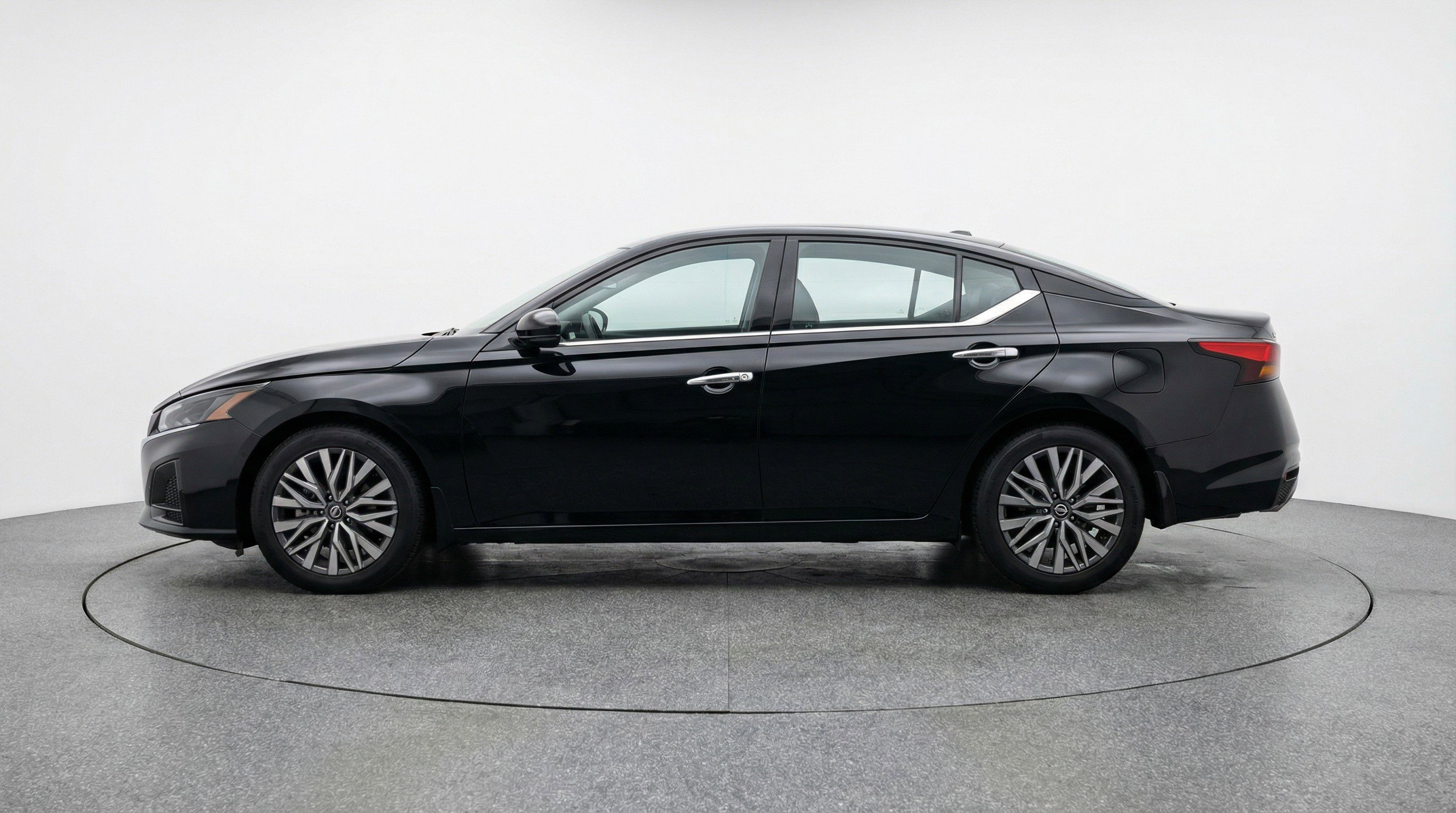 Used 2025 Nissan Altima 2.5 SV image 5