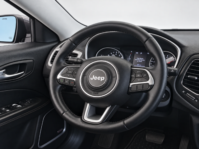 Used 2018 Jeep Compass Latitude w/ Cold Weather Group FWD image 11
