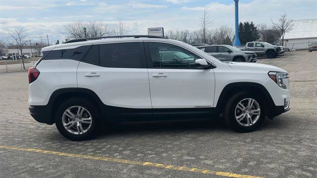 Used 2023 GMC Terrain SLE w/ Driver Convenience Package image 9