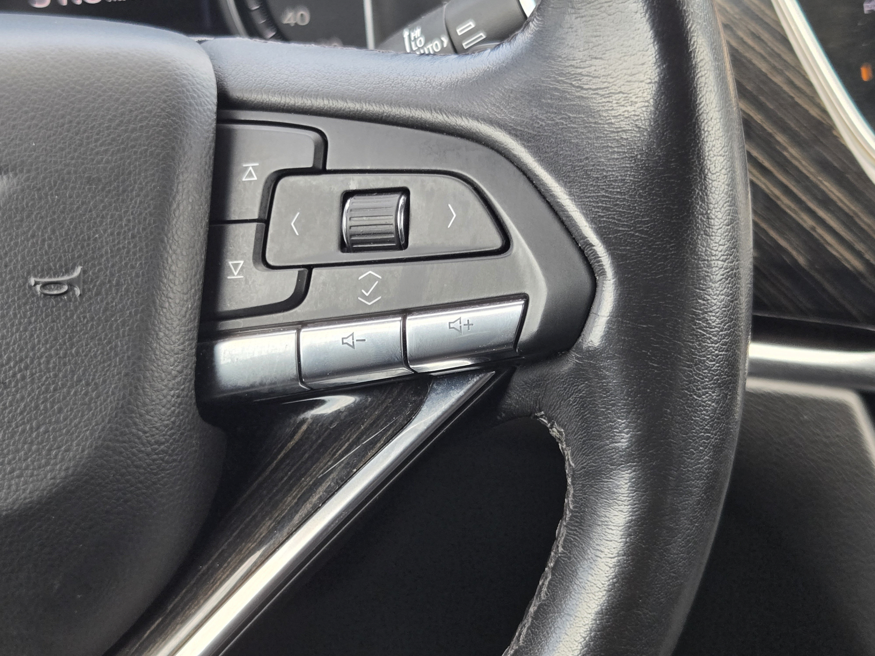 Used 2022 Cadillac XT6 Premium Luxury w/ Technology Package FWD image 26