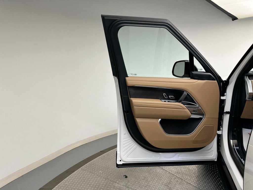 New 2025 Land Rover Range Rover SE image 7