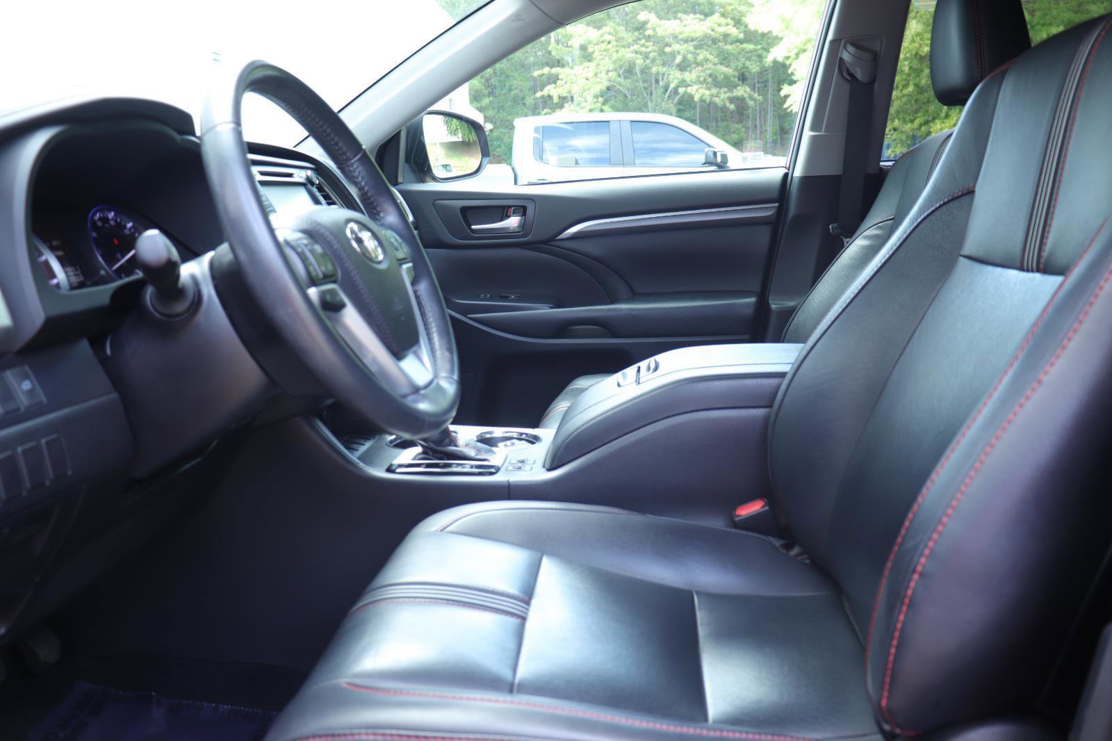 Used 2019 Toyota Highlander SE FWD image 10