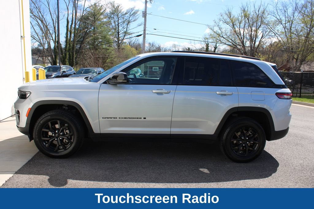 Used 2025 Jeep Grand Cherokee Altitude image 12