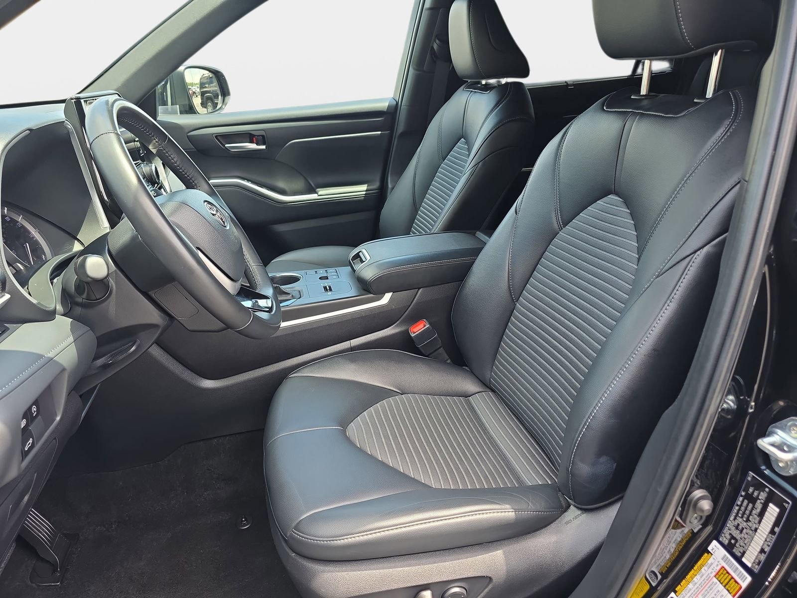Used 2023 Toyota Highlander XSE FWD image 16