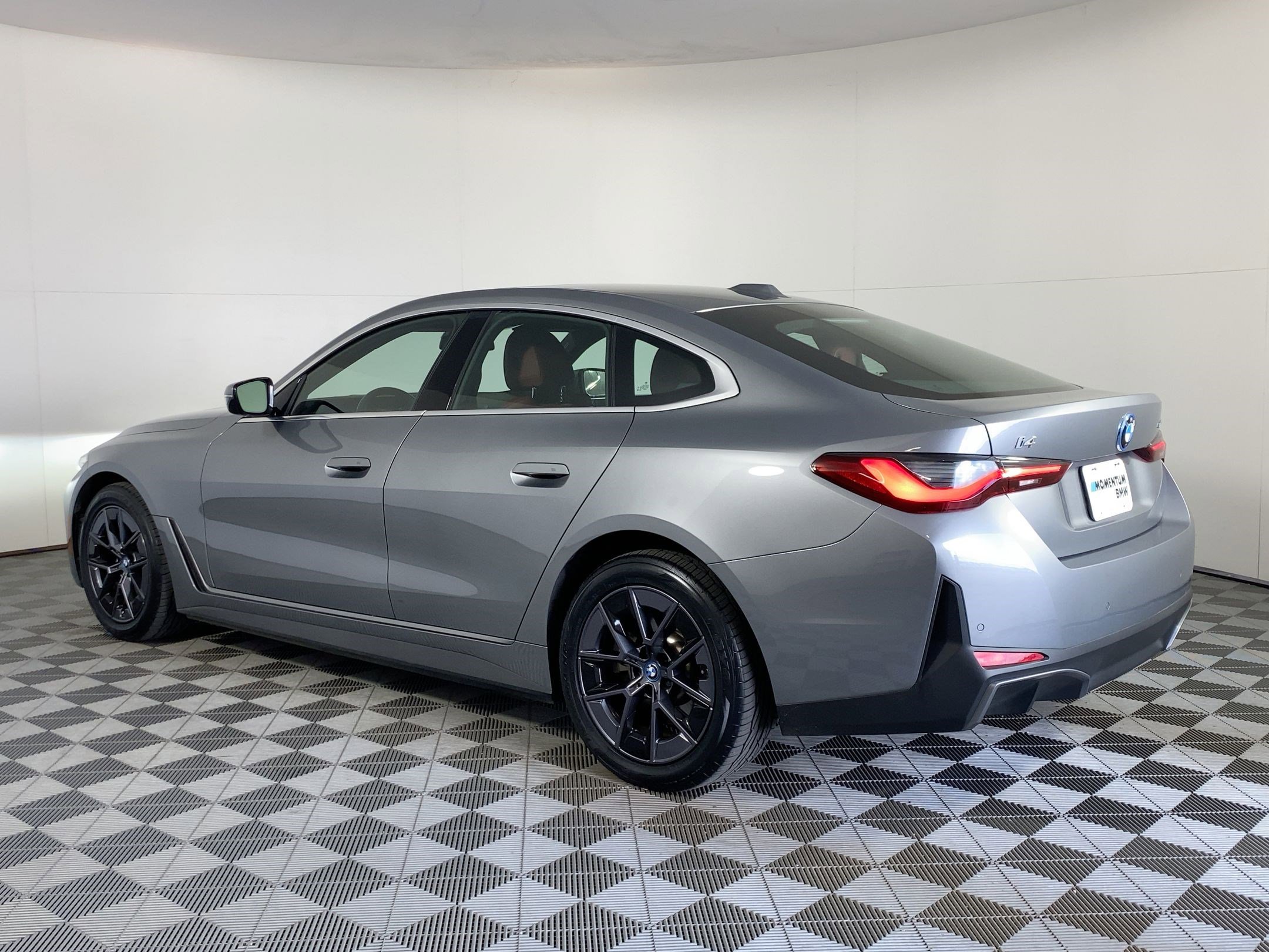 Used 2023 BMW 530i w/ Executive Package image 3