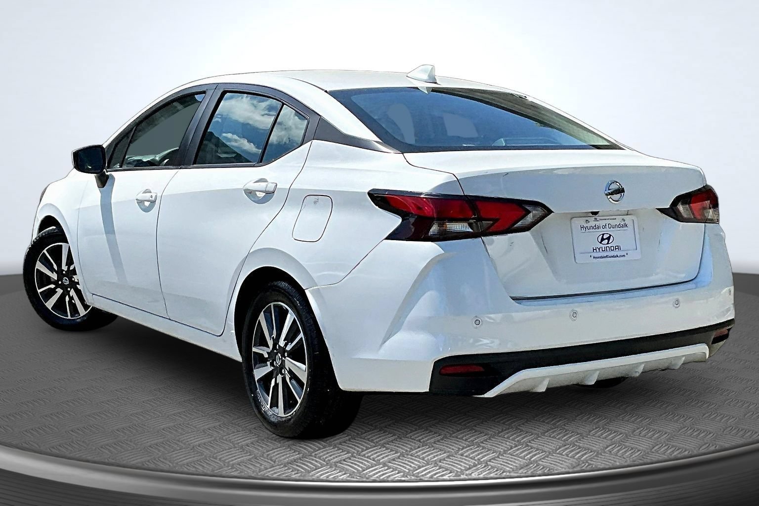 Used 2022 Nissan Versa SV FWD image 3