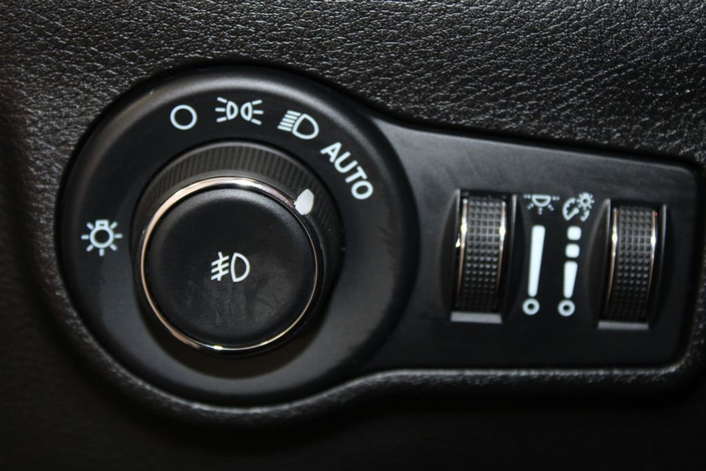 Used 2025 Jeep Compass Trailhawk AWD/4WD image 38