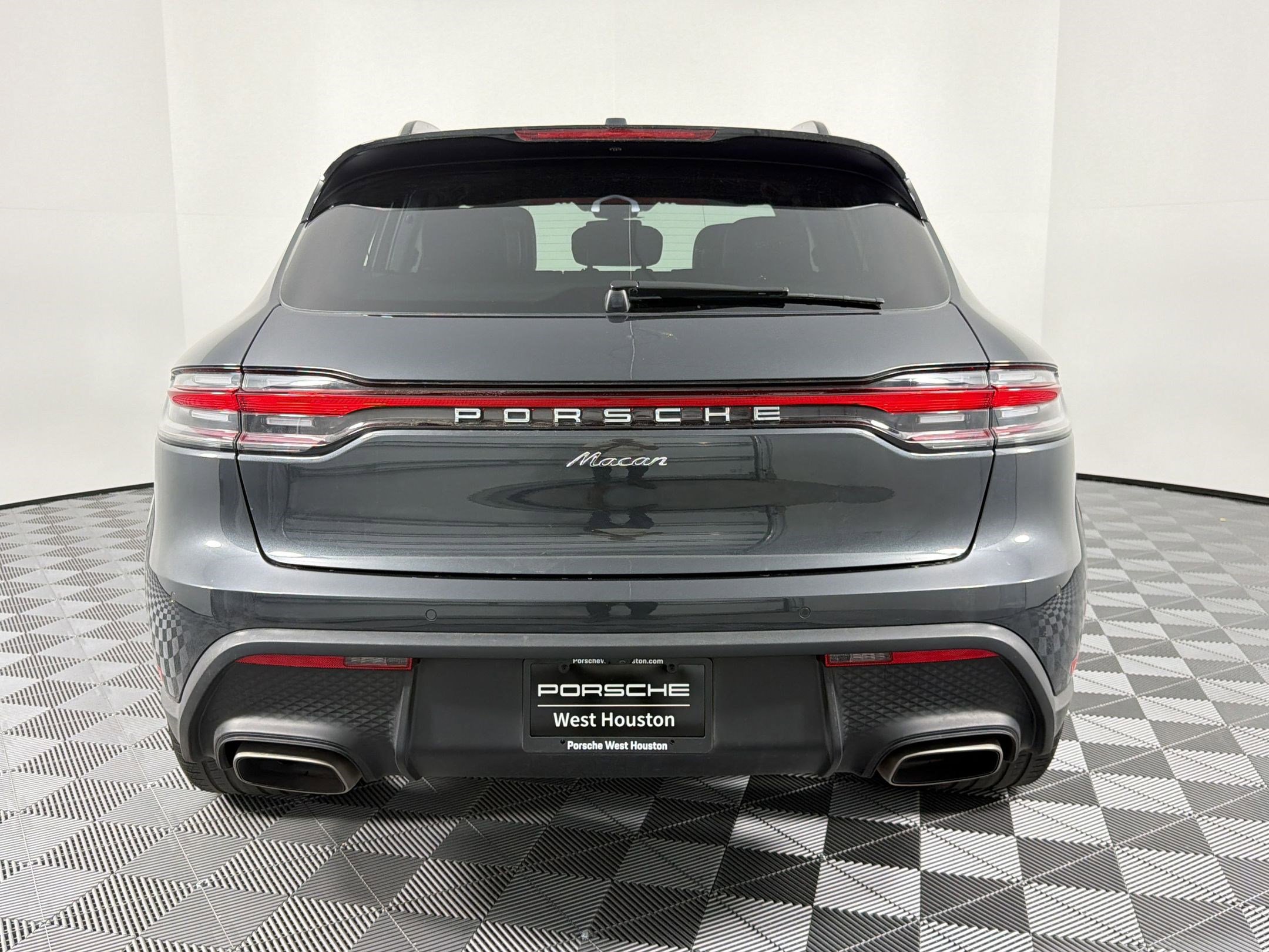 Certified 2023 Porsche Macan image 10