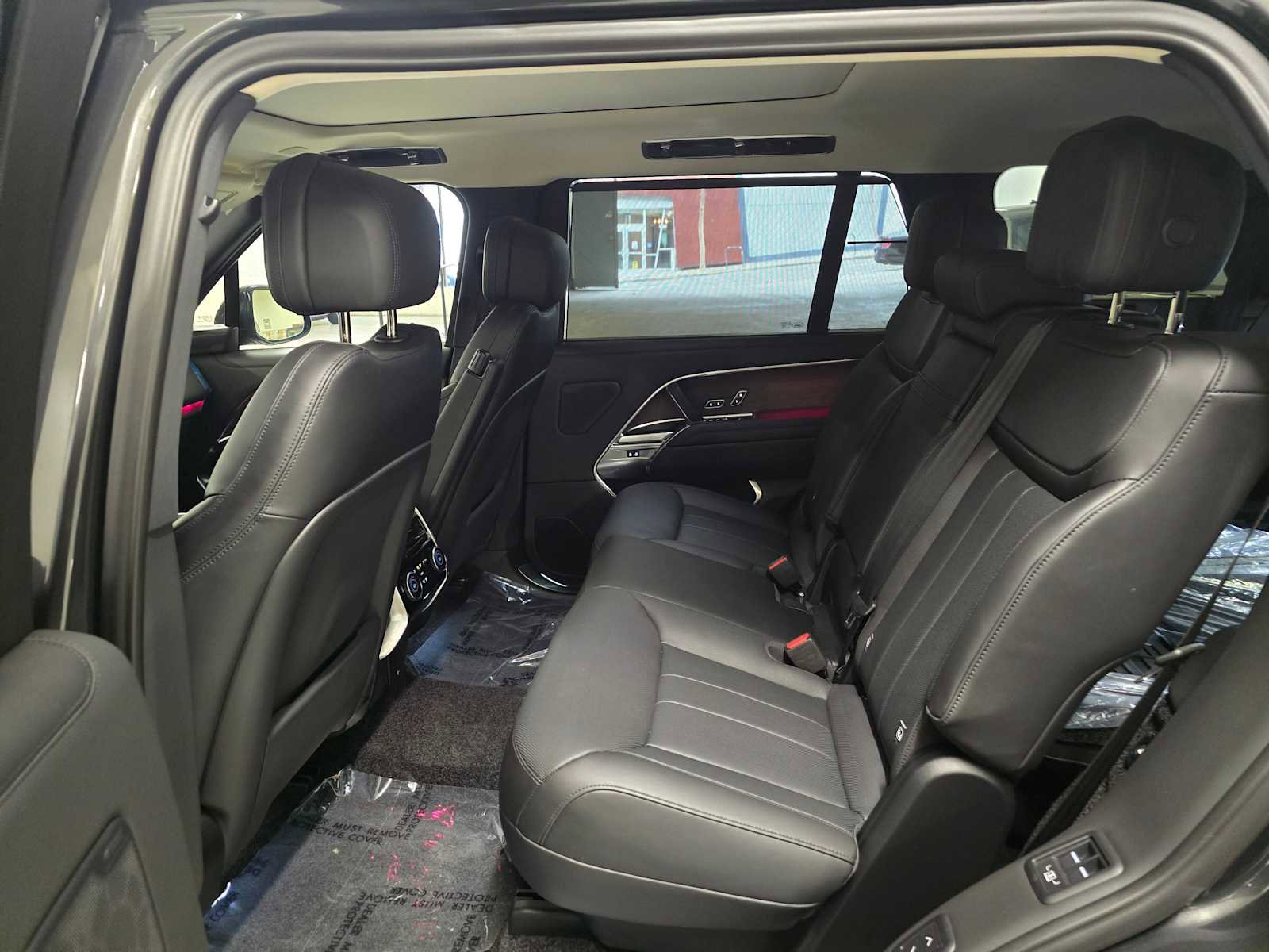 New 2025 Land Rover Range Rover Long Wheelbase SE image 18