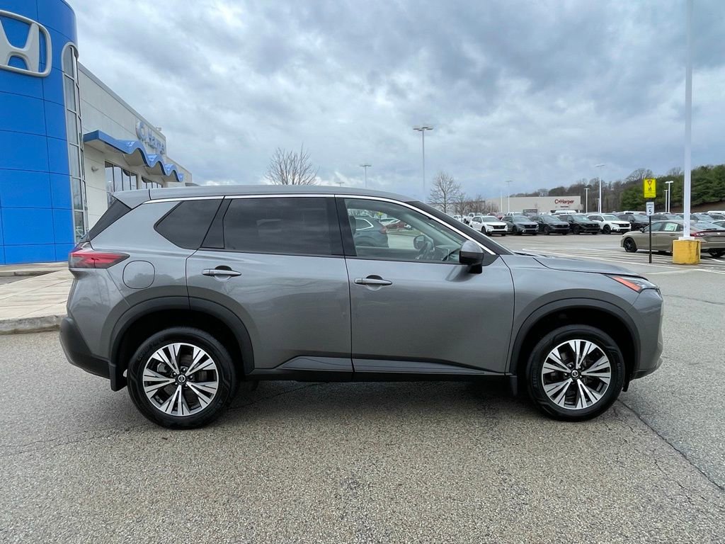 Used 2021 Nissan Rogue SV image 2